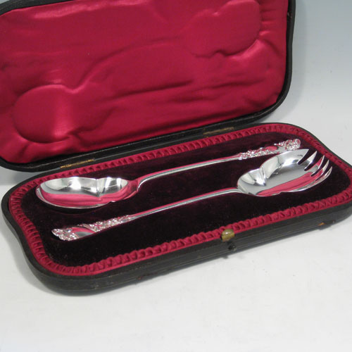 Antique Edwardian sterling silver pair of salad serving spoons, having plain lobed bowls, cast floral handles, and in original satin and velvet-lined presentation box. Made by Jackson and Fullerton of London in 1902. Length 20 cms (8 inches). Total weight 105g (3.4 troy ounces)