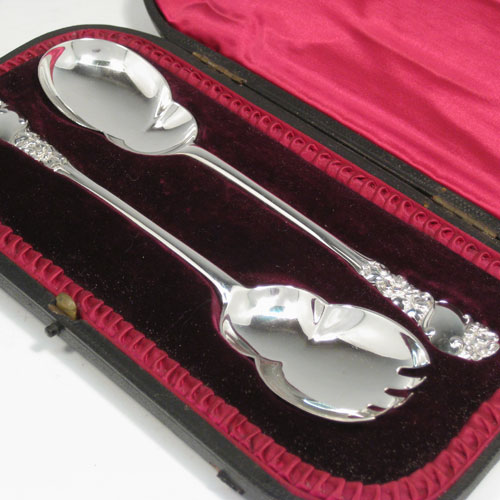 Antique Edwardian sterling silver pair of salad serving spoons, having plain lobed bowls, cast floral handles, and in original satin and velvet-lined presentation box. Made by Jackson and Fullerton of London in 1902. Length 20 cms (8 inches). Total weight 105g (3.4 troy ounces)