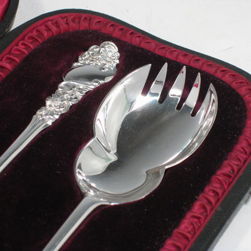 Antique Edwardian sterling silver pair of salad serving spoons, having plain lobed bowls, cast floral handles, and in original satin and velvet-lined presentation box. Made by Jackson and Fullerton of London in 1902. Length 20 cms (8 inches). Total weight 105g (3.4 troy ounces)