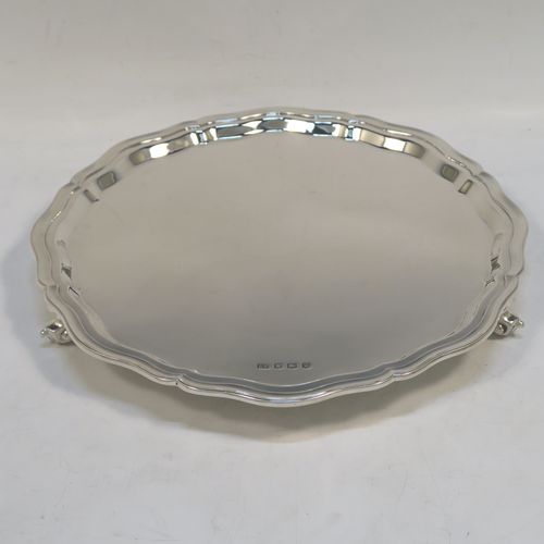 A very elegant Sterling Silver salver, having a round body, with a plain burnished ground, an applied and shaped reeded border, and sitting on three cast scroll feet. This elegant silver salver was made by Emile Viner of Sheffield in 1939. The dimensions of this fine hand-made silver salver are diameter 26 cms (10.25 inches), and it weighs approx. 519g (16.7 troy ounces).  