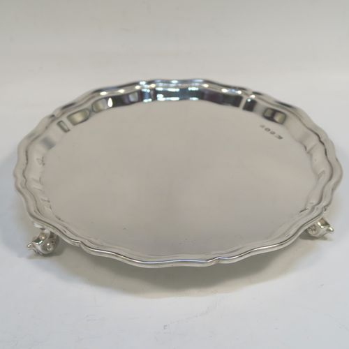 A very handsome Sterling Silver salver, having a round body, with a plain burnished ground, an applied and shaped receded  border, and sitting on three cast scroll feet. This elegant silver salver was made by Emile Viner of Sheffield in 1939. The dimensions of this fine hand-made silver salver are diameter 20 cms (8 inches), and it weighs approx. 325g  (10.5 troy ounces).