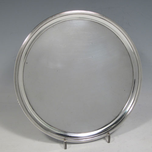 Antique Georgian George III salver, having a plain ground, an applied reeded border, and sitting on three cast flange feet. Made by William Sumner I of London in 1781. The dimensions of this fine hand-made silver salver are diameter 19 cms (7.5 inches), and it weighs approx. 336g (10.8 troy ounces).