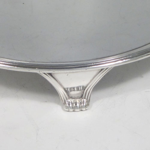 Antique Georgian George III salver, having a plain ground, an applied reeded border, and sitting on three cast flange feet. Made by William Sumner I of London in 1781. The dimensions of this fine hand-made silver salver are diameter 19 cms (7.5 inches), and it weighs approx. 336g (10.8 troy ounces).