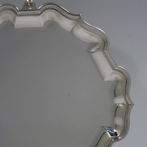 A classical Antique Sterling Silver round salver, having a plain burnished ground, an applied Bath border, and sitting on three cast hoof feet. This elegant antique silver salver was made by Hamilton and Co., of London in 1911. The dimensions of this fine hand-made antique silver salver are diameter 18 cms (7 inches), and it weighs approx. 250g (8 troy ounces).    