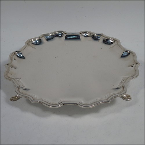 A classical Antique Sterling Silver round salver, having a plain burnished ground, an applied Bath border, and sitting on three cast hoof feet. This elegant antique silver salver was made by Hamilton and Co., of London in 1911. The dimensions of this fine hand-made antique silver salver are diameter 18 cms (7 inches), and it weighs approx. 250g (8 troy ounces).    