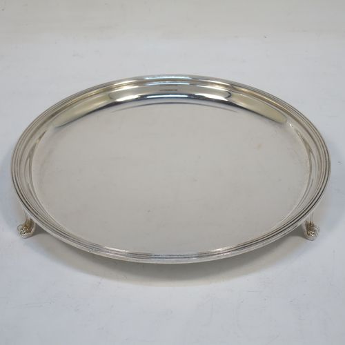 A very elegant Georgian style Sterling Silver salver, having a plain ground, with an applied reeded border, and all sitting on three cast flanged feet. Made by Edward Barnard of London in 1936. The dimensions of this fine hand-made silver salver are diameter 15 cms (6 inches), and it weighs approx. 187g (6 troy ounces).  