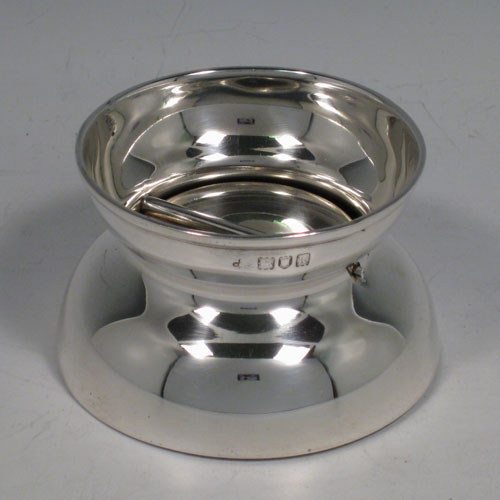    Antique Edwardian sterling silver flip top ashtray, having a plain round body, and an internal flip cover. Made in London in 1905. Height 5 cms (2 inches), diameter 7 cms (2.75 inches). Weight approx. 125g (4 troy ounces).