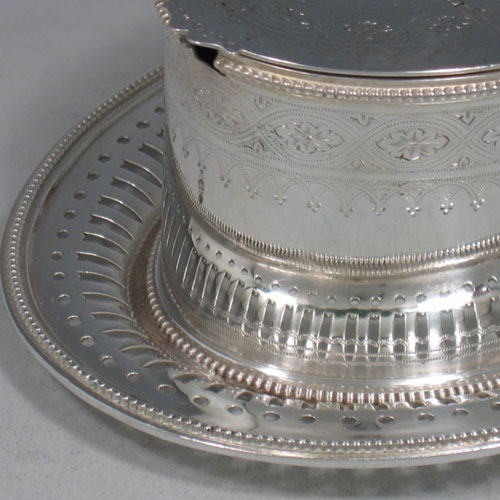 Antique Victorian silver plated oval box style spoon warmer made by Elkington & Co. in ca. 1880. Length 18 cms.