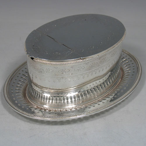 Antique Victorian silver plated oval box style spoon warmer made by Elkington & Co. in ca. 1880. Length 18 cms.