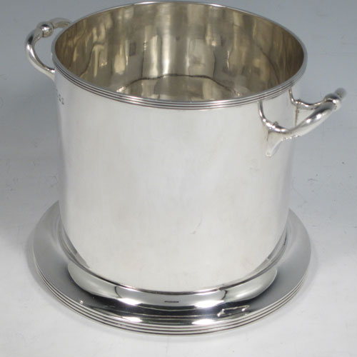 Sterling silver syphon stand, having a plain round body with straight sides, two scroll side-handles, applied reeded borders, and sitting on a collet foot. Made by Robert Pringle of London in 1926. The dimensions of this fine hand-made silver siphon stand are diameter 14 cms (5.5 inches), height 11 cms (4.3 inches), and it weighs approx. 334g (10.8 troy ounces).