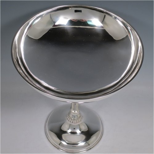 An Antique Edwardian Sterling Silver tazza dish, having a plain round bowl body, sitting on a pedestal foot with matching decoration and a small band of fluting. Made in Birmingham in 1909. The dimensions of this fine hand-made antique silver tazza dish are height 23 cms (9 inches), diameter 20 cms (8 inches), and it weighs approx. 435g (14 troy ounces).   