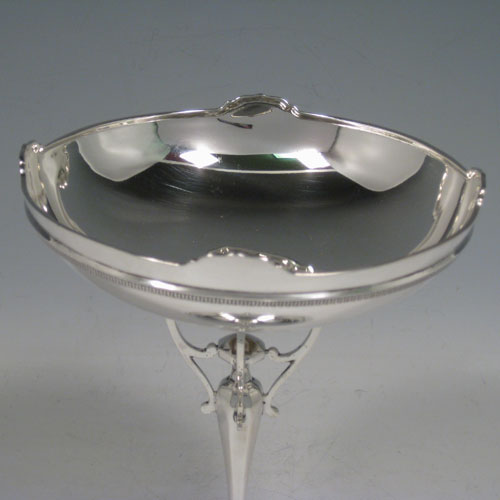 Sterling silver Art Nouveau tazza dish, having a round body with applied gadroon band and shaped border, sitting on a pedestal foot with four holding arms, and a base with gadroon border and four cast feet. Made by Pearce and Sons of Sheffield in 1918. The dimensions of this fine hand-made silver tazza dish are height 18 cms (7 inches), diameter 14 cms (5.5 inches), and it weighs approx. 292g (9.4 troy ounces).   