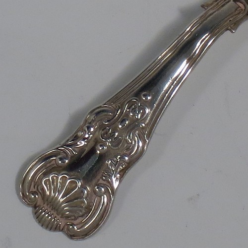 An Antique Georgian Sterling Silver tea caddy spoon, having a single-struck Kings Hour-Glass pattern handle, and a plain oval bowl. Made by Joseph Taylor of Birmingham in 1822. The dimensions of this fine hand-made antique silver tea caddy spoon are length 8.5 cms (3.3 inches), width across bowl 4.5 cms (1.75 inches), and it weighs approx. 11g (0.35 troy ounces).    