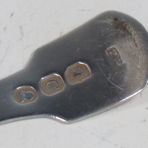 An Antique Georgian Sterling Silver tea caddy spoon, having a plain Fiddle pattern handle, and a hand-chased fluted oval bowl. Made by Francis Parsons of Exeter in 1819. The dimensions of this fine hand-made antique silver tea caddy spoon are length 9 cms (3.5 inches), width across bowl 3 cms (1.25 inches), and it weighs approx. 10g (0.3 troy ounces).   