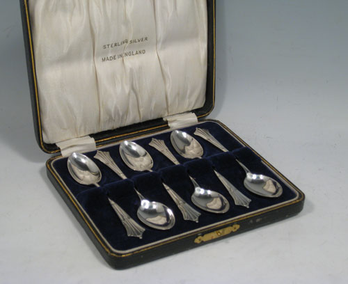 Antique Victotian sterling silver set of six Scottish teaspoons in the Albany pattern, having plain oval bowls, and handles with double-struck Albany pattern, all in original satin and velvet-lined presentation box. Made in Birmingham in 1895. The dimensions of this fine hand-made set of teaspoons are length of each spoon 11 cms (4.25 inches), and the total weight is approx. 73g (2.4 troy ounce).