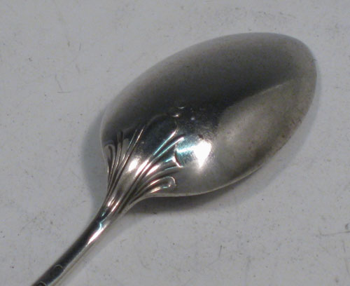 Antique Victotian sterling silver set of six Scottish teaspoons in the Albany pattern, having plain oval bowls, and handles with double-struck Albany pattern, all in original satin and velvet-lined presentation box. Made in Birmingham in 1895. The dimensions of this fine hand-made set of teaspoons are length of each spoon 11 cms (4.25 inches), and the total weight is approx. 73g (2.4 troy ounce).