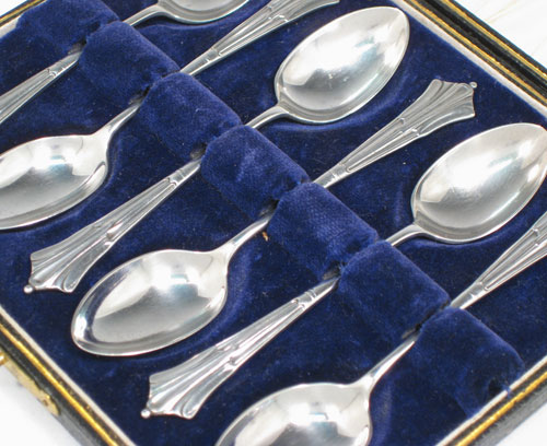 Antique Victotian sterling silver set of six Scottish teaspoons in the Albany pattern, having plain oval bowls, and handles with double-struck Albany pattern, all in original satin and velvet-lined presentation box. Made in Birmingham in 1895. The dimensions of this fine hand-made set of teaspoons are length of each spoon 11 cms (4.25 inches), and the total weight is approx. 73g (2.4 troy ounce).