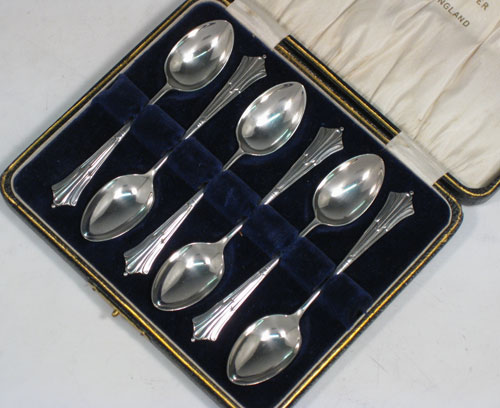 Antique Victotian sterling silver set of six Scottish teaspoons in the Albany pattern, having plain oval bowls, and handles with double-struck Albany pattern, all in original satin and velvet-lined presentation box. Made in Birmingham in 1895. The dimensions of this fine hand-made set of teaspoons are length of each spoon 11 cms (4.25 inches), and the total weight is approx. 73g (2.4 troy ounce).