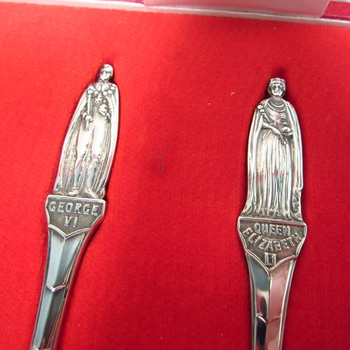 Sterling silver set of six commemorative coffee / tea spoons, having very plain oval bowls, with each spoon having a hand-chased figural terminal of a British Monarch, in original satin and velvet-lined presentation box, with an inscription for Elizabeth II & Prince Philips Silver Wedding Anniversary. Made by the Cooper Brothers of Sheffield in 1972. The dimensions of this fine hand-made set of silver tea / coffee spoons are length of each spoon 12 cms (4.75 inches), with a total weight of approx. 112g (3.6 troy ounces).