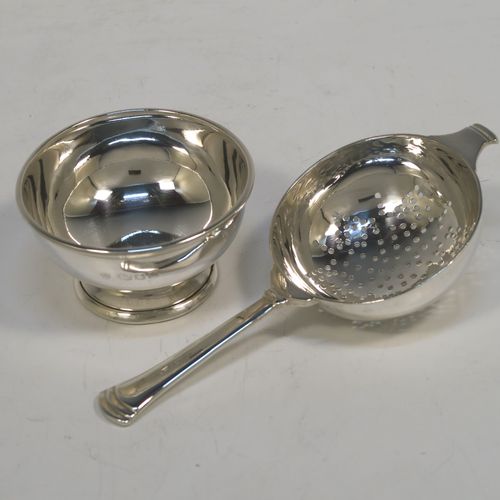 A handsome Art Deco style Sterling Silver tea strainer and bowl, having a round hand-pierced strainer with reeded borders, and sitting on its original plain round bowl on a pedestal foot. This elegant silver tea strainer and bowl was made by Edward Barnard of London in 1955. The dimensions of this fine hand-made silver tea strainer and bowl are length 14 cms (5.5 inches), diameter of bowl 6.5 cms (2.6 inches), and with a total weight of approx. 100g (3.2 troy ounces).  