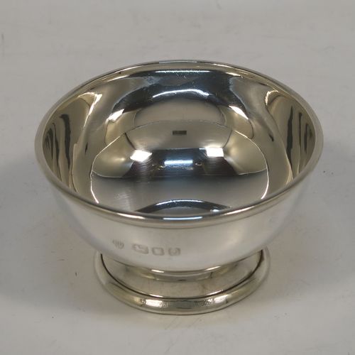 A handsome Art Deco style Sterling Silver tea strainer and bowl, having a round hand-pierced strainer with reeded borders, and sitting on its original plain round bowl on a pedestal foot. This elegant silver tea strainer and bowl was made by Edward Barnard of London in 1955. The dimensions of this fine hand-made silver tea strainer and bowl are length 14 cms (5.5 inches), diameter of bowl 6.5 cms (2.6 inches), and with a total weight of approx. 100g (3.2 troy ounces).  