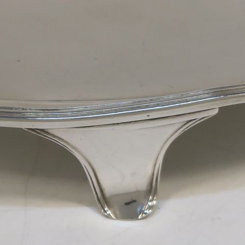 A handsome Antique Georgian Sterling Silver teapot stand having a plain oval body with applied reeded border, and all sitting on four flange feet. This beautiful antique silver teapot stand was made by Henry Chawner of London in 1795. The dimensions of this fine hand-made antique silver teapot stand are length 18 cms (7 inches), width 12.5 cms (5 inches), and it weighs approx. 147g (4.7 troy ounces).  