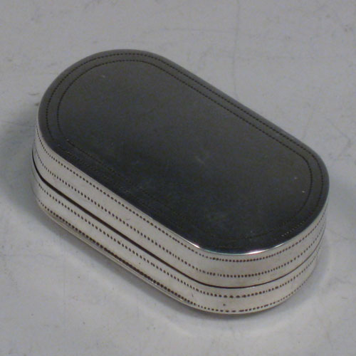 Antique Georgian sterling silver vinaigrette, having a rectangular body with rounded ends, a hand-engraved floral band of decoration, a hinged lid, and a gold-gilt interior with hinged fillagree grill. Made by Samuel Pemberton of Birmingham in 1800. The dimensions of this fine hand-made silver vinaigrette are length 3.5 cms (1.3 inches), and width 2 cms (0.75 inches).    