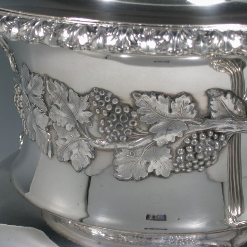 Antique Georgian Old Sheffield plated wine cooler, in the Campagna style, with double grape-vine handles, anthemion leaf borders, and an applied grape and vine band running round the body. All with original interior and cover. Made in ca. 1825. Height 28 cms (10.25 inches), width across handles 33 cms (13 inches).