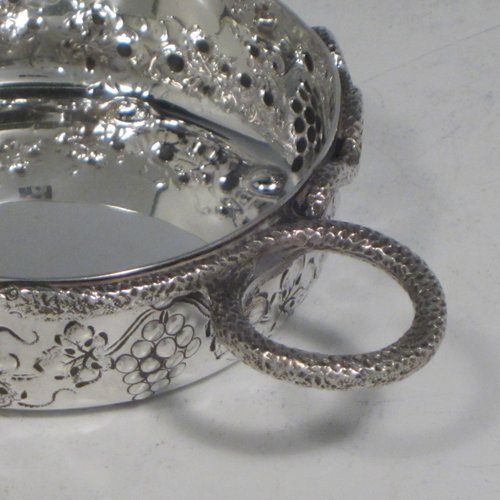 Antique Victorian Silver wine taster, having a round body, with hand-chased grape-vine decoration, a cast snake head loop handle, and sitting on a concave base with eight hand-chased beads running around the inside. Made in Paris, France ca. 1890, with a Minerva 1st Quality mark, indicating 950 standard silver. The dimensions of this fine hand-made silver wine taster testavine are diameter 8 cms (3 inches), and height 2.5 cms (1 inch), and it weighs approx. 87g (2.8 troy ounces).   